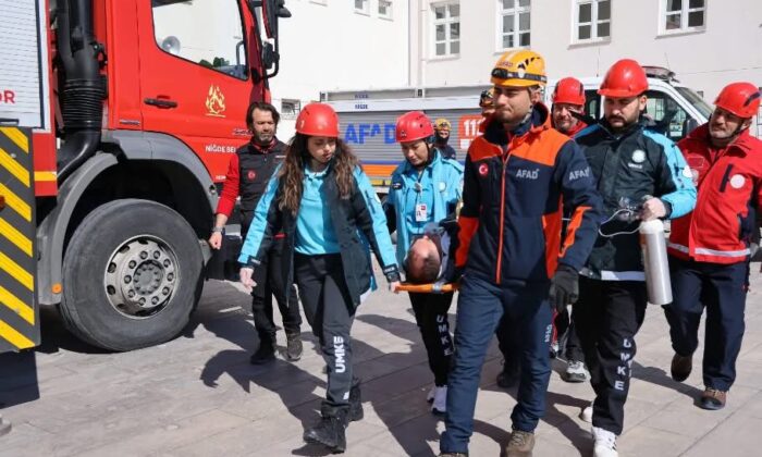NİĞDE’DE DEPREM HAFTASINDA OKULLARDA AFET EĞİTİMİ VE TAHLİYE TATBİKATI