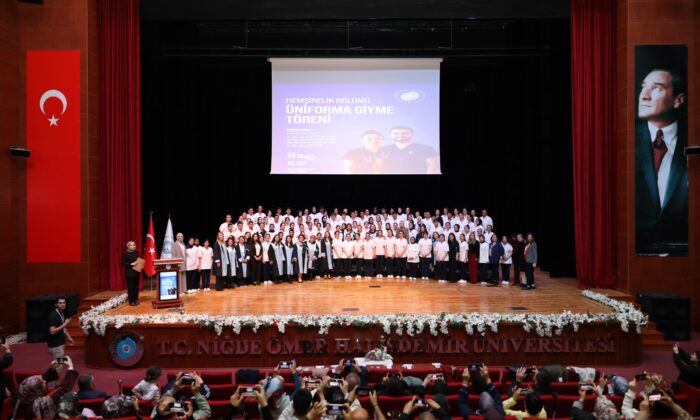 NÖHÜ’DE GELECEĞİN HEMŞİRELERİ ÖNLÜKLERİNİ GİYDİ