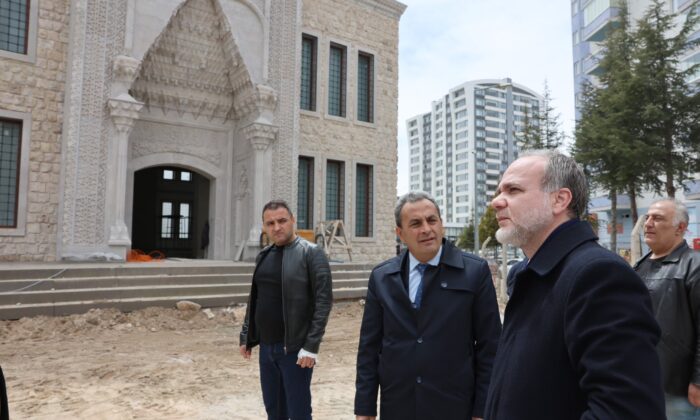 REKTÖR HASAN USLU ŞAHNUR YAPRAK CAMİİ’NDE İNCELEMELERDE BULUNDU