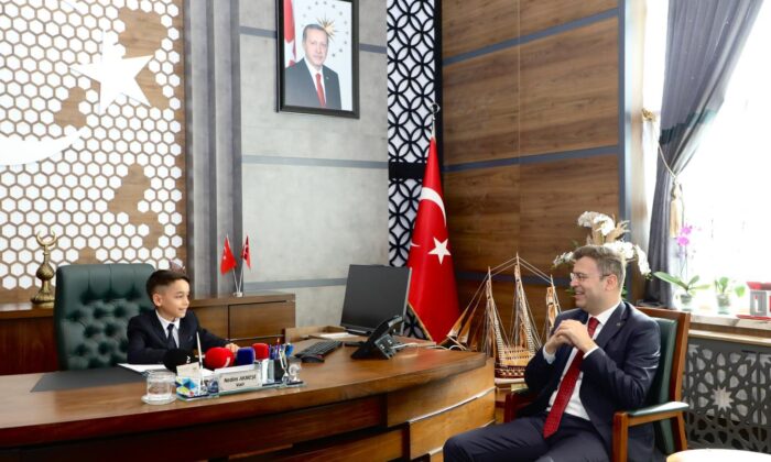 NİĞDE’DE 23 NİSAN’DA VALİLİK KOLTUĞU MİNİK YUSUF’A EMANET