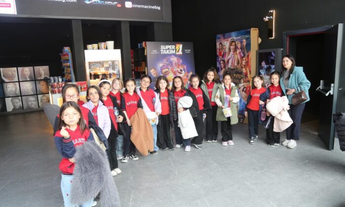 BAŞKAN ÖZDEMİR’DEN 23 NİSAN YILDIZLARINA SİNEMA SÜRPRİZİ