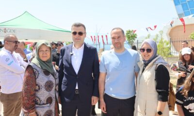 NİĞDE’DE GÖKYÜZÜ ANNELER İÇİN RENKLENDİ
