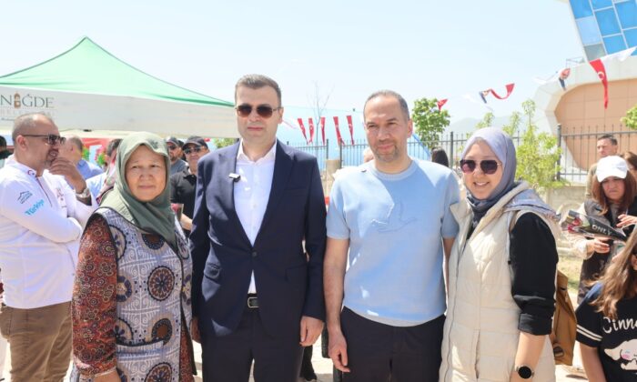NİĞDE’DE GÖKYÜZÜ ANNELER İÇİN RENKLENDİ