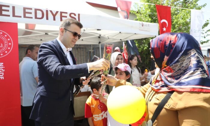 NİĞDE’DE ANNELER GÜNÜ COŞKUSU UÇURTMA ŞENLİĞİYLE YAŞANDI