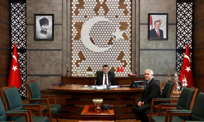 İSMET ÜNVER’DEN VALİ AKMEŞE’YE ZİYARET