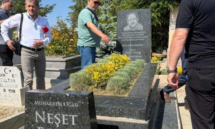 Gazeteciler Neşet Ertaş’ın Kabrinde Buluştu