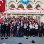 NİĞDE’NİN ÖRNEK OKULUNDA MEZUNİYET COŞKUSU