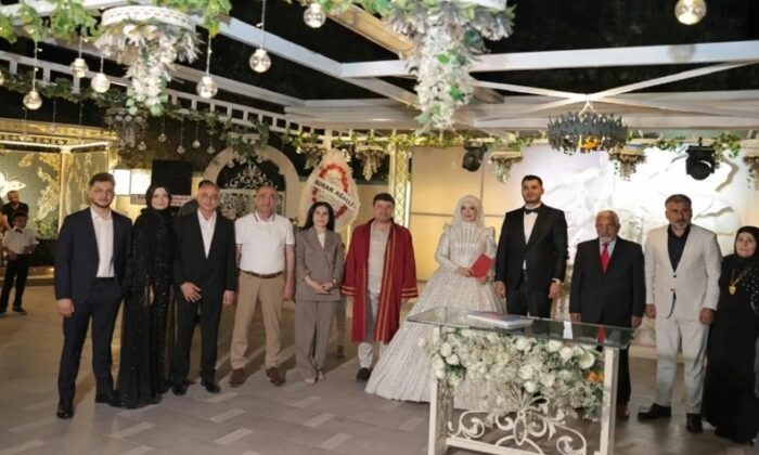 SİYASET VE İŞ DÜNYASINI BİR ARAYA GETİREN DÜĞÜN