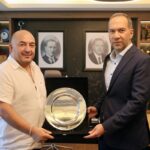 NİĞDE BELEDİYE BAŞKANI EMRAH ÖZDEMİR’E OTOKAR’DAN “ÇEVRECİ BAŞKAN” PLAKETİ