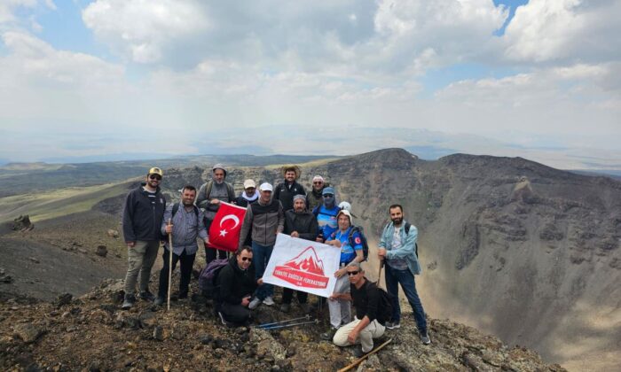 AĞRILI DAĞCILAR İLK DEFA TENDÜREK DAĞI BÜYÜK ZİRVEDE TÜRK BAYRAĞI AÇTILAR