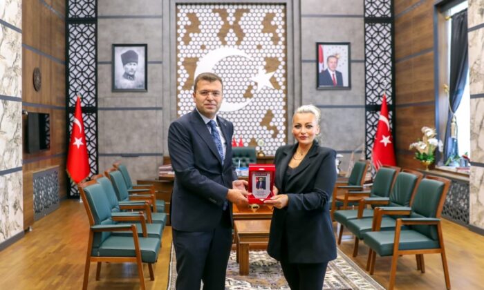 BÖLGE MEDYA GAZETESİ’NDEN VALİ AKMEŞE’YE “BASIN, ONUR VE TAKDİR ÖDÜLÜ” VE NİĞDE İÇİN PROJE TAKDİMİ
