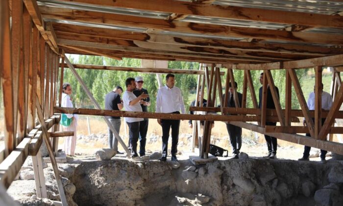 VALİ NEDİM AKMEŞE KINIK HÖYÜK KAZI ALANINI İNCELEDİ