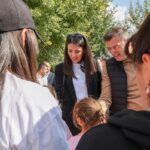 VALİ AKMEŞE VE EŞİNDEN KIZ ÇOCUKLARINA ANLAMLI ZİYARET