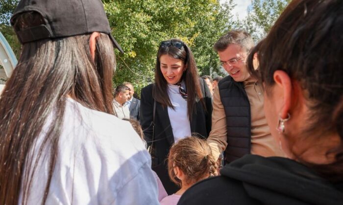 VALİ AKMEŞE VE EŞİNDEN KIZ ÇOCUKLARINA ANLAMLI ZİYARET