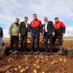 VALİ AKMEŞE ALTUNHİSAR’DA PATATES HASADINA KATILDI
