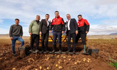VALİ AKMEŞE ALTUNHİSAR’DA PATATES HASADINA KATILDI