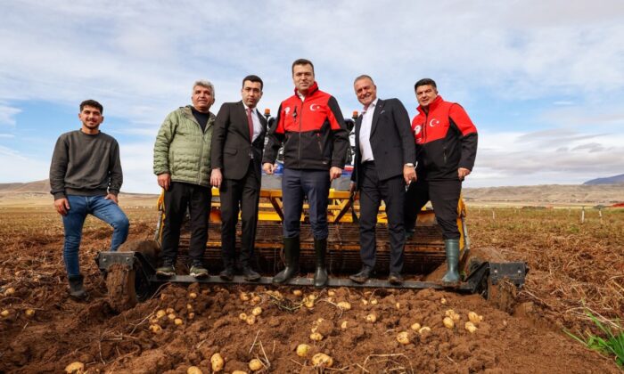 VALİ AKMEŞE ALTUNHİSAR’DA PATATES HASADINA KATILDI