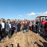 VALİ AKMEŞE ÇİFTLİK’TE YERLİ VE MİLLİ PATATES HASADINA KATILDI
