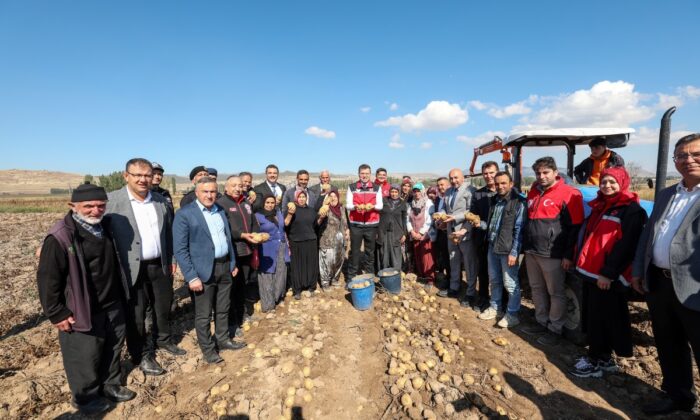 VALİ AKMEŞE ÇİFTLİK’TE YERLİ VE MİLLİ PATATES HASADINA KATILDI